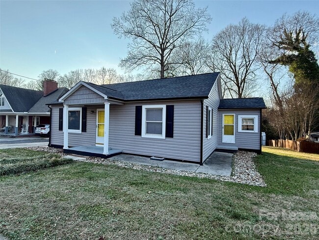 Building Photo - 225 Hickory Dr