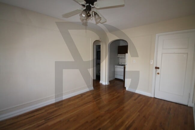 Building Photo - 835 W Wolfram St