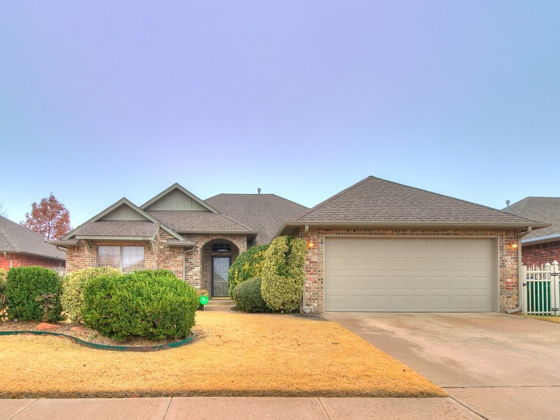 Large 4 Bed/2 Bath Home in Edmond Refrig... House Rental in Edmond, OK