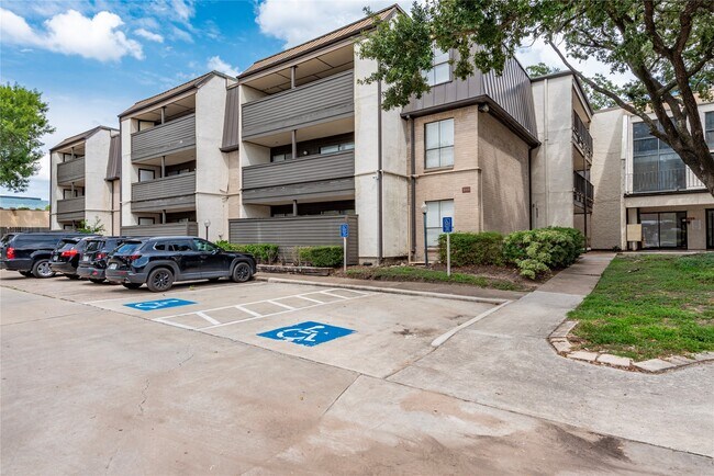 Foto del edificio - 3005 Walnut Bend Ln