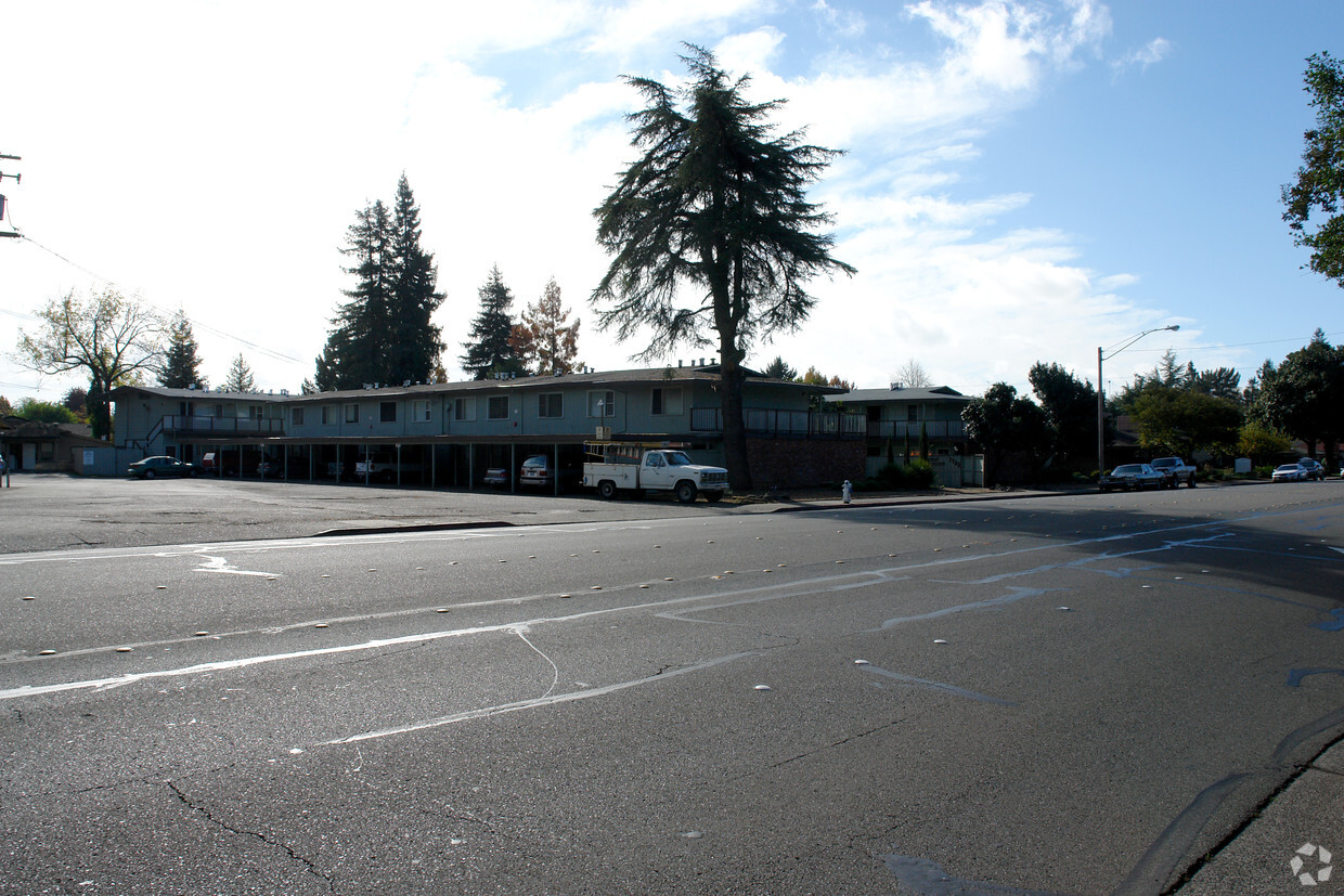 Primary Photo - Lakeside Apartments