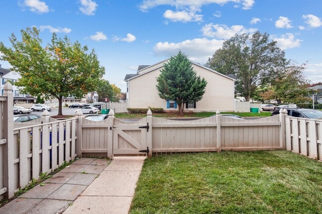 Building Photo - 3 bedroom 2.5 bathroom townhome for rent