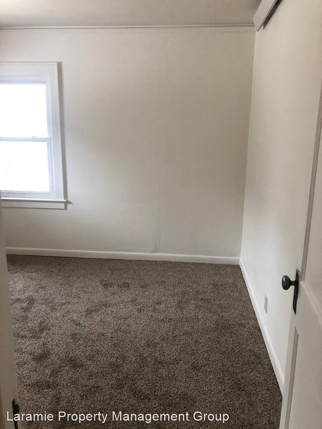 Building Photo - 2 br, 1 bath Apartment - 562 N 8th