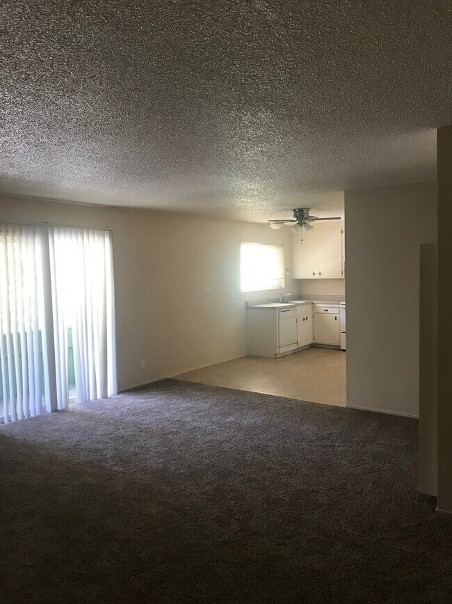 Foto del edificio - Clean Upstairs Condo in Quiet Complex