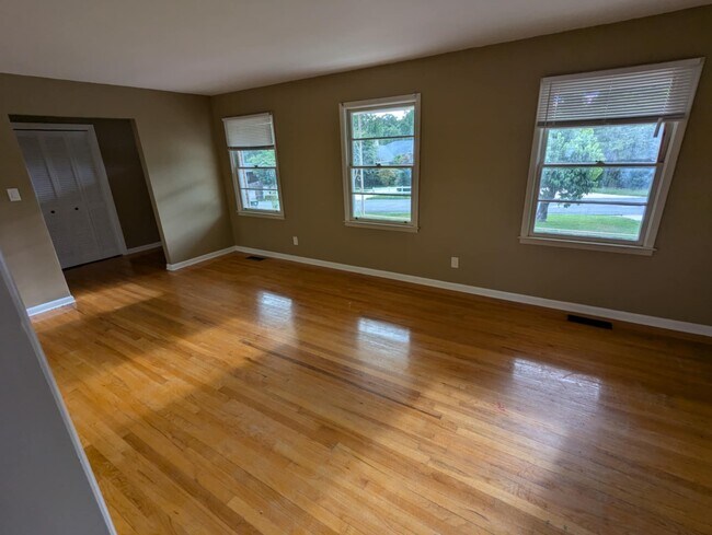 Building Photo - 322 Forest Hill Dr