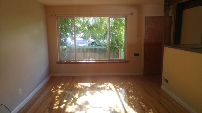 suelo de madera de la sala de estar - 524 S 900 E