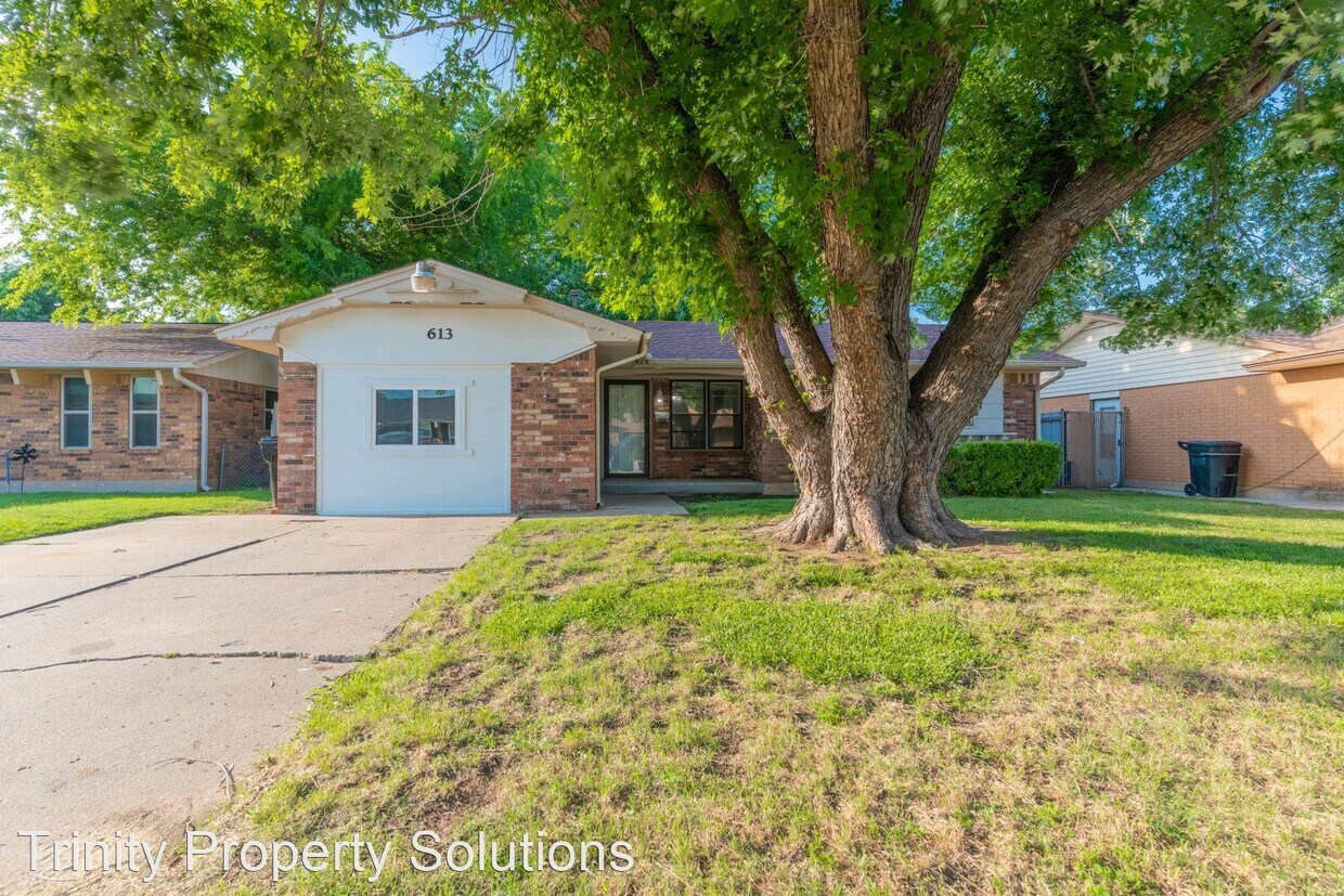 Primary Photo - 3 br, 1 bath House - 613 SW 10th St.