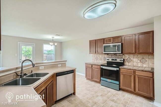 Foto del edificio - 5 br, 3 bath House - 102 Blackman Tr UNIT