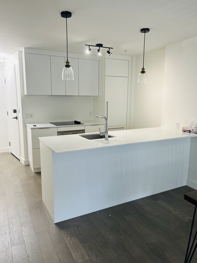 Building Photo - 1550 Rue Des Bassins