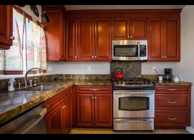 Building Photo - Amazing 3 Bedroom 1 Bathroom House High off street with Incredible views.