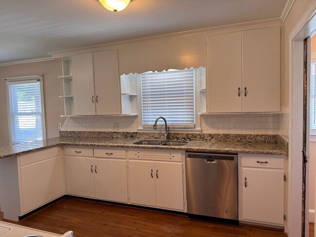 Foto del edificio - 2 BED, 1 BATH HOME LOCATED A FEW BLOCKS FROM DOWNTOWN ASHEBORO!