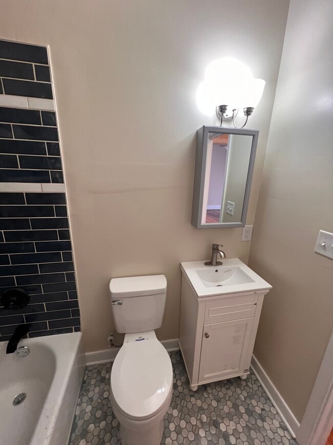 Building Photo - 1005 W High St