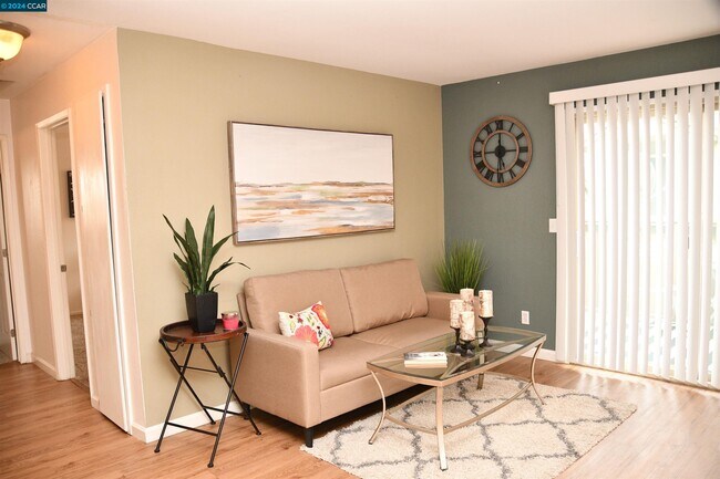 Foto del edificio - 2141 Lakeview Cir