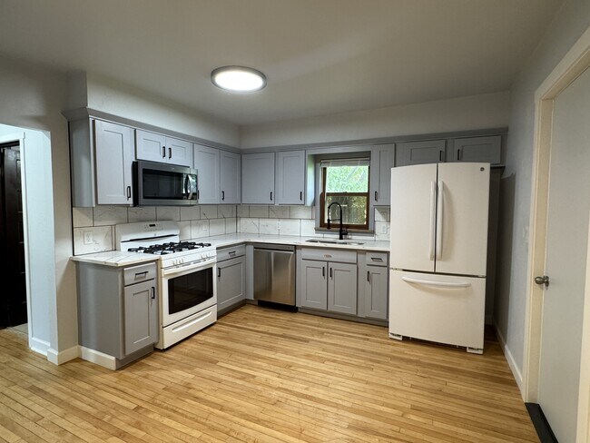 Building Photo - 855 Langlade Ave