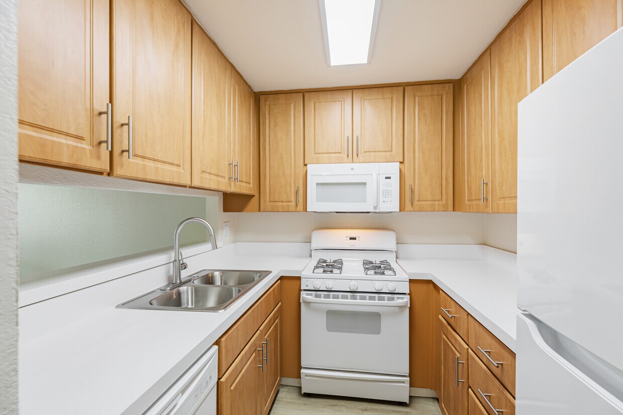 Hermosa cocina remodelada - Sea Breeze Apartments for rent in Marina, CA
