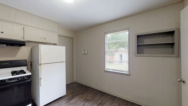 Building Photo - 3 Bedroom/1 Bath/2 Car Garage- Home