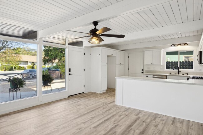 Foto del edificio - Creston Dr. Duplex