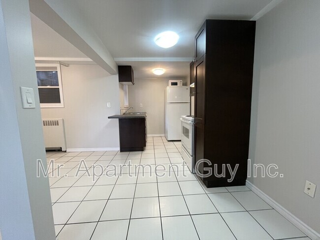 Building Photo - 16 Kingsway Dr