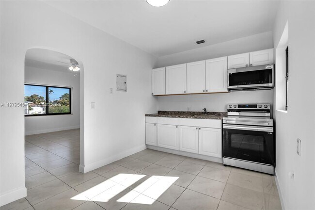 Building Photo - 130 SW 31st Ct