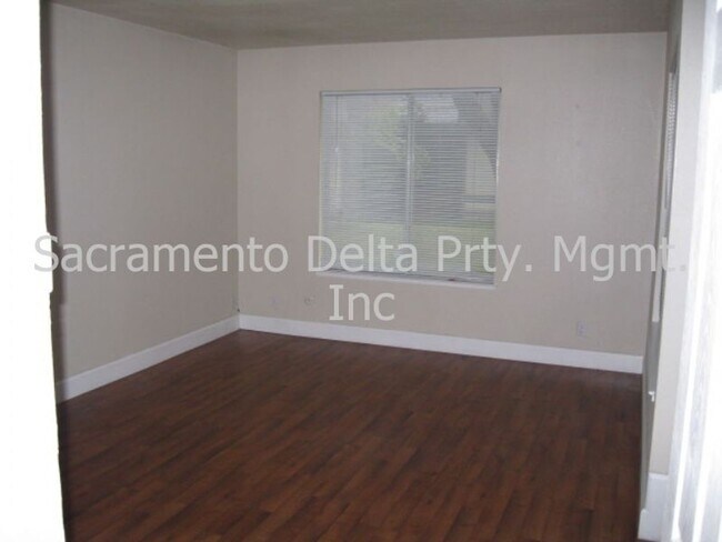 Building Photo - 4 bed/2.5 bath Tahoe Park Condo