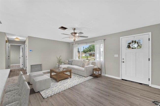 Building Photo - 2127 Scotland Dr