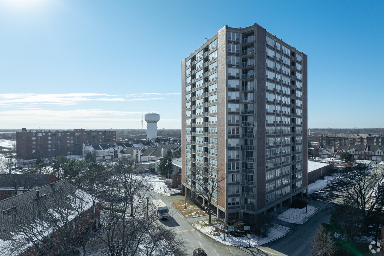Building Photo - Towers of Triumvera