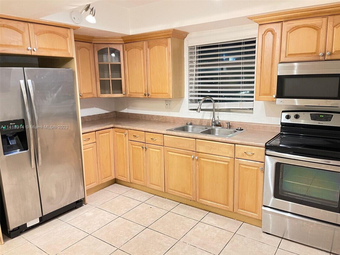 Primary Photo - 7370 SW 82nd St