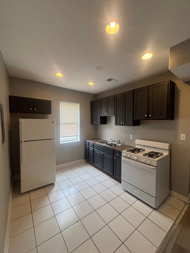 Photo - 7053 S Dante Ave (Chicago, IL) Apartment