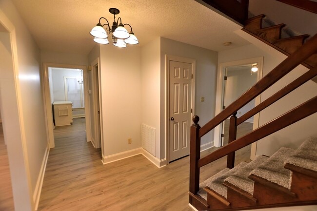 Building Photo - 1048 Ridgemeadow Ln