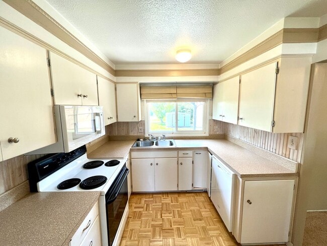 Foto del edificio - 4 bed 2 bath Single Family Home with Bonus Room, Fully Fenced Yard and Double Car Garage Close to...
