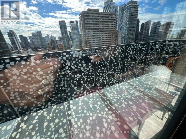 Photo du bâtiment - 55 Charles St E