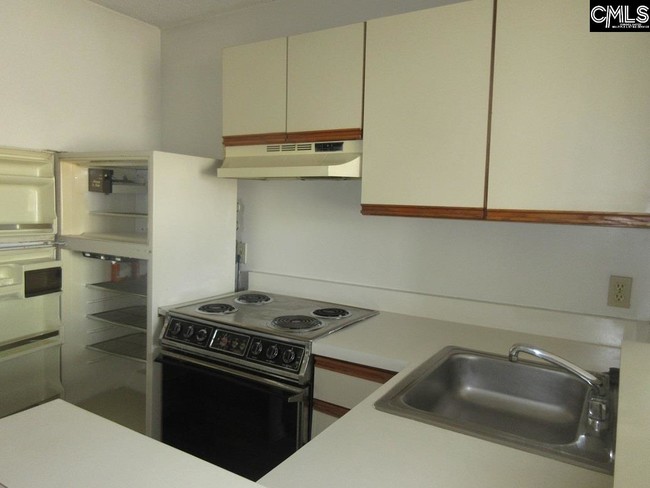 Building Photo - 1600 Park Cir