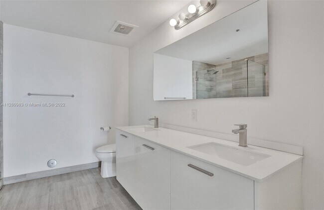 Building Photo - 1300 Brickell Bay Dr