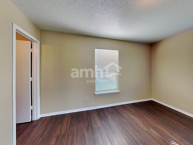 Foto del edificio - 8450 Ash Grove Dr