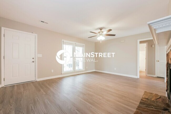 Foto del edificio - 3 Bedroom Pet-Friendly Home in Newnan, GA with Main Street Renewal