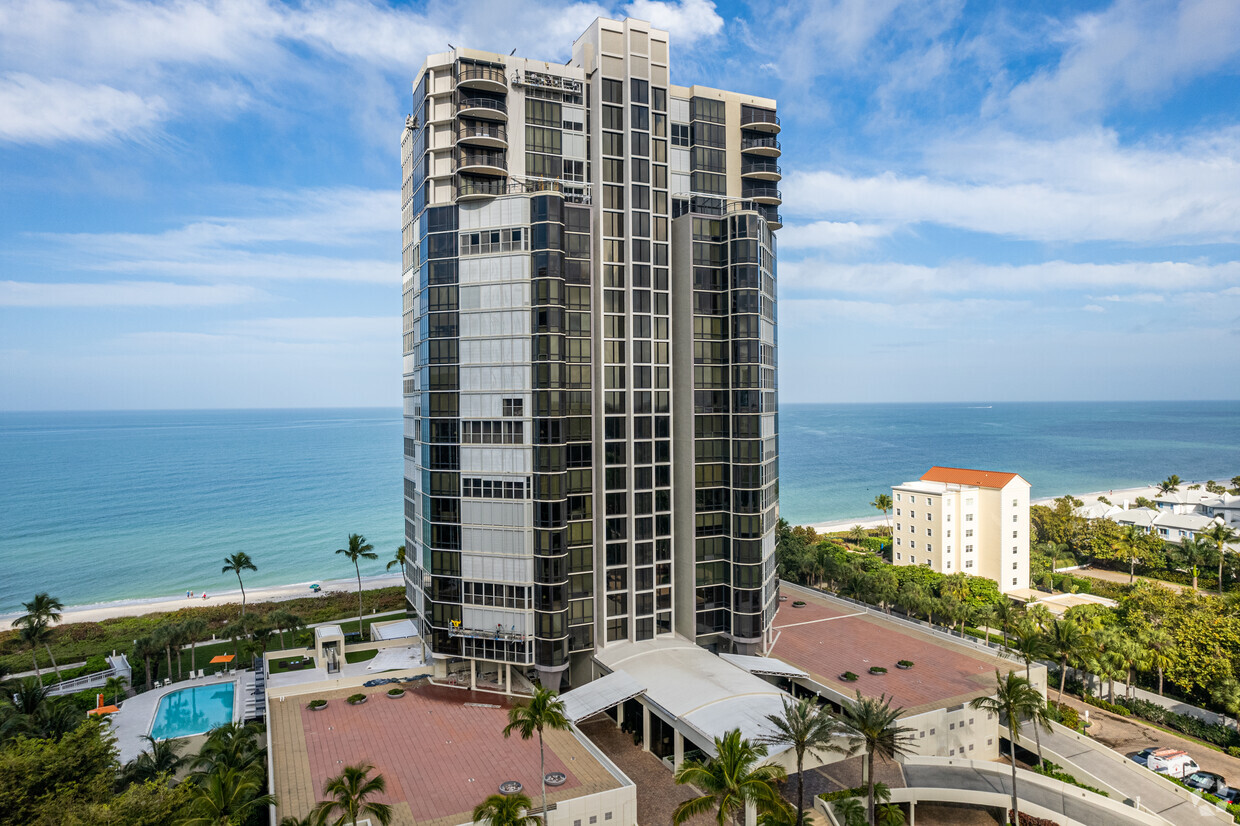 4951 Gulf Shore Blvd N - Le Parc