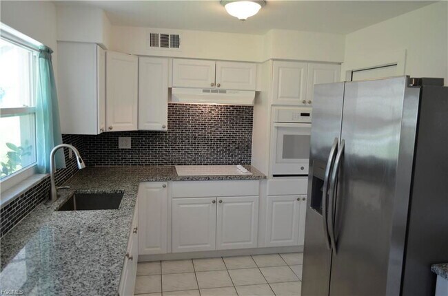 Foto del edificio - 451 Monterey Ave