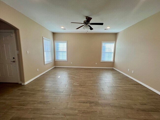 Building Photo - Beautiful 3 Bed/2 Bath Single Story Duplex...