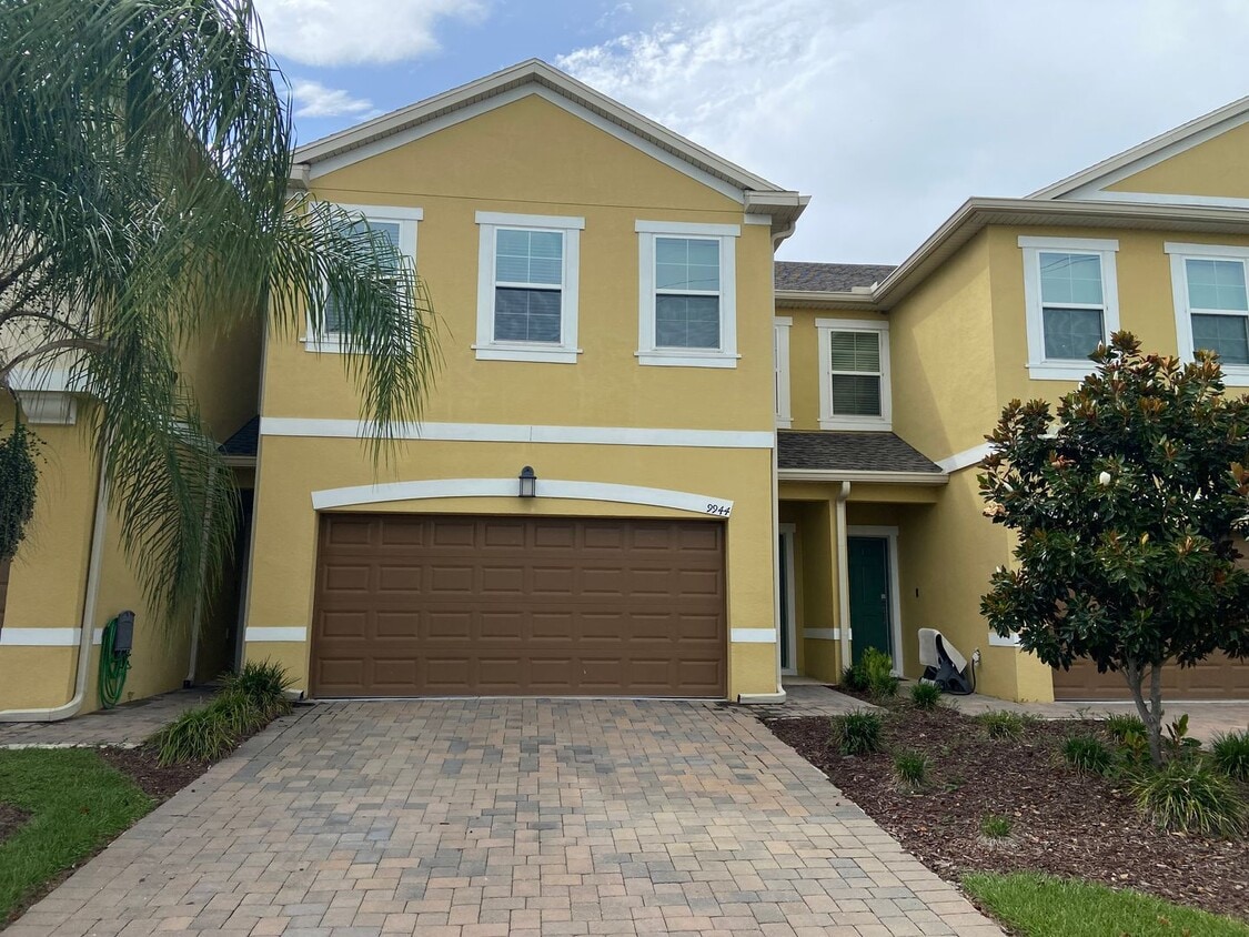 Primary Photo - 3BD/2.5BA Townhome in Econ Trails Near Val...