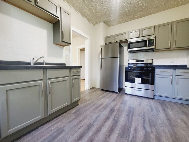Building Photo - 2 Bed 1 Bath Home
