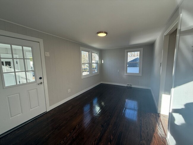 Building Photo - Newly Renovated Single Family in West Haven!