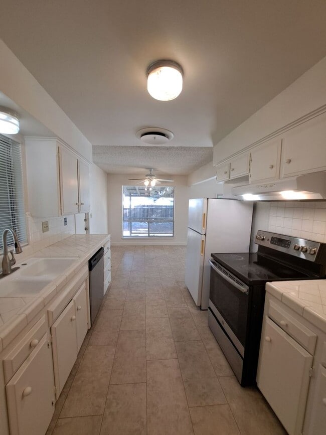 Building Photo - Move-In Special: Half Off First Month – Beautiful 3-Bed, 2-Bath Fresno Home!