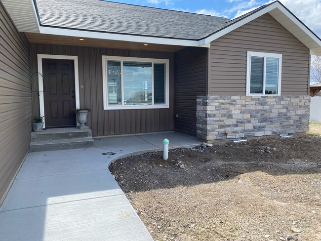 Building Photo - 1411 Saddle Dr
