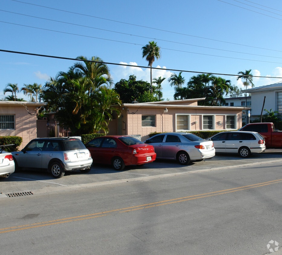 Building Photo - 1785-1795 Calais Dr