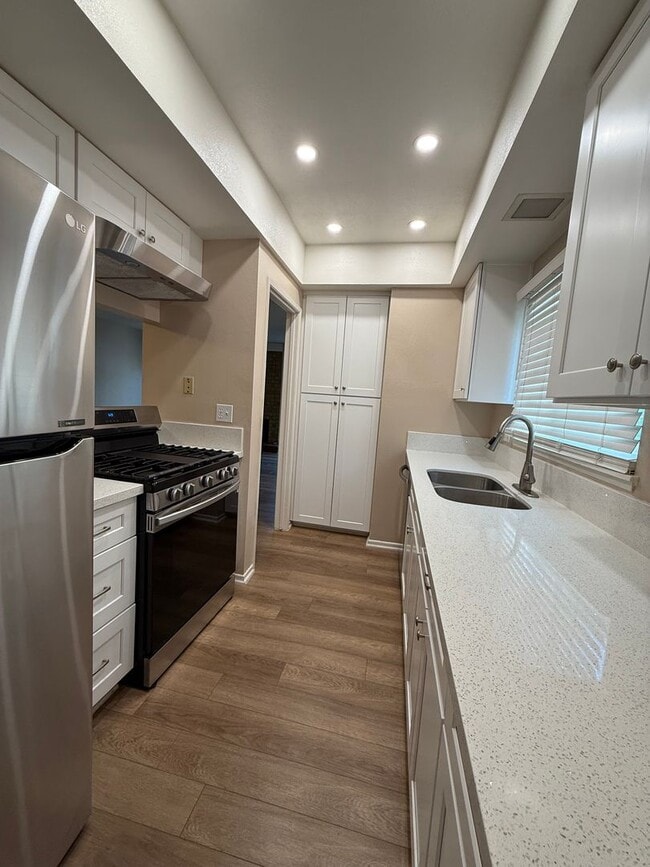 Building Photo - Highly Desirable 3 bed 2 1/2 bath condo in...