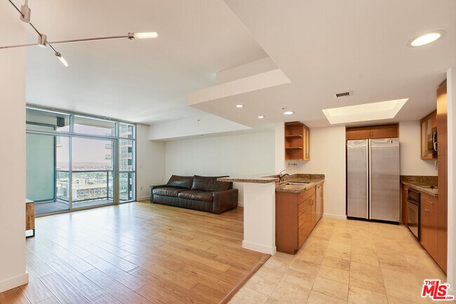 Building Photo - 13700 Marina Pointe Dr