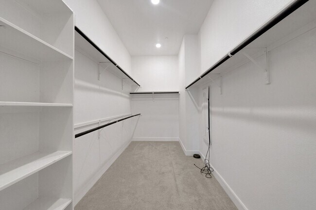 Foto del edificio - Spacious 4BR Condo in Austin