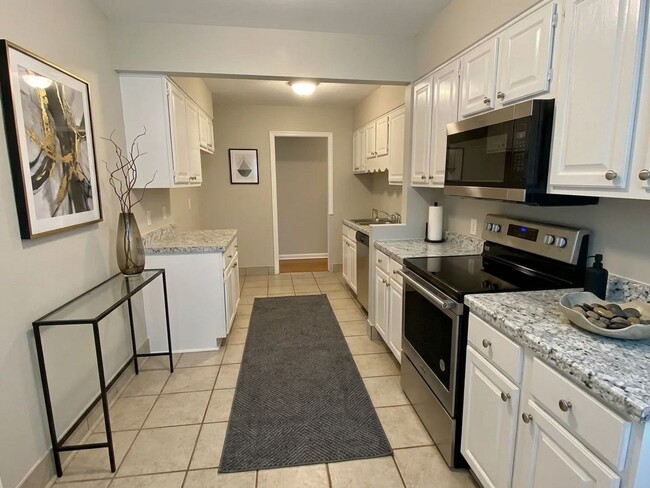 Building Photo - 3 bed, 1 bath in Colonial Acres near Quince and Colonial