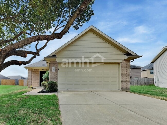 Building Photo - 2402 Hiacintas Way