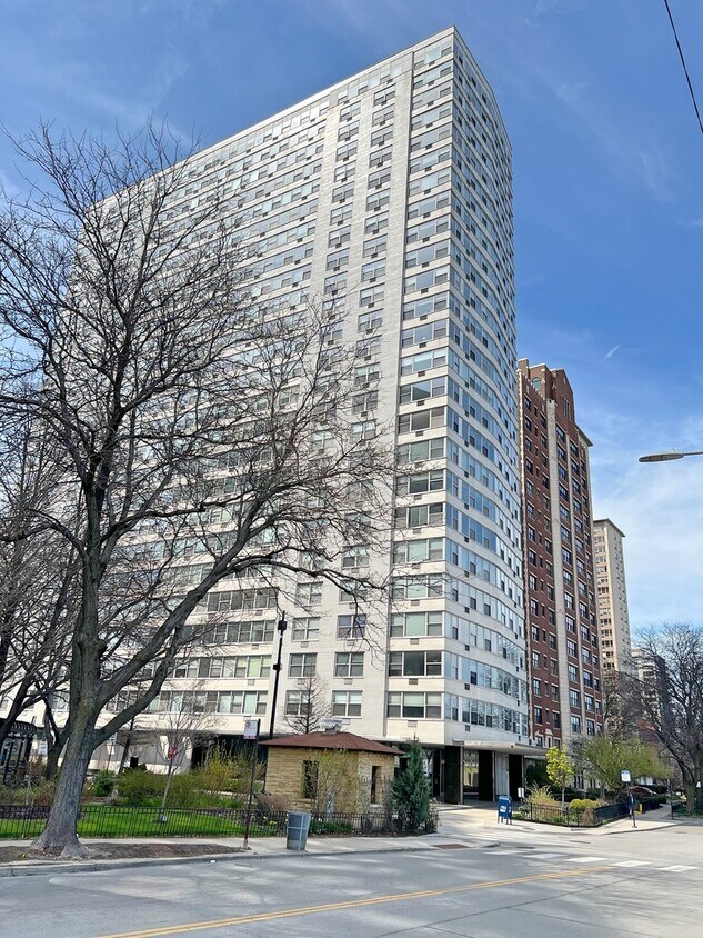 Primary Photo - 3900 N Lake Shore Dr